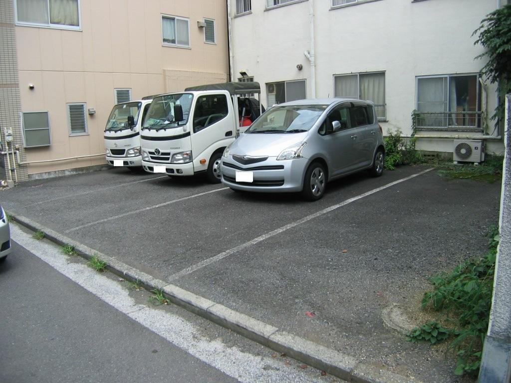 西区花咲町4丁目駐車場